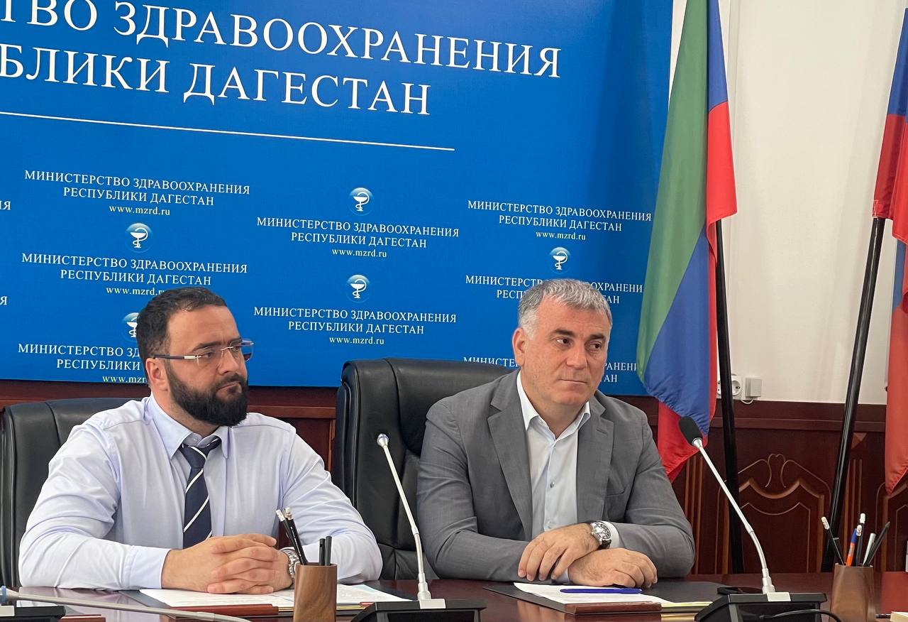 Врио министра здравоохранения Республики Дагестан Алиомар Ахмедов совместно с руководителями подразделений ведомства принял участие в Оперштабе Минздрава России